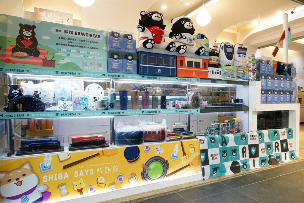 熊讚紀念品今年7月起已在全臺6間臺鐵夢工場上架販售。