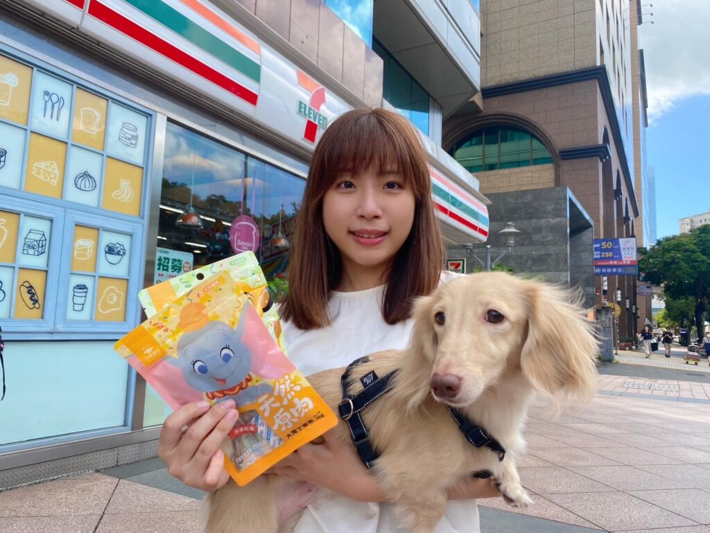 .看好陪伴經濟，7-ELEVEN門市積極導入寵物生活專區，並整合線上線下資源打造無差別友善毛小孩服務平台