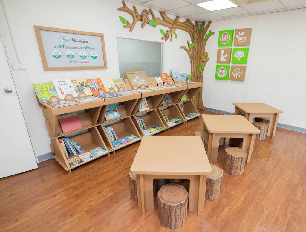 全新MINI好鄰居紙圖書館，因應迷你空間重新詮招牌「主題樹」，為角落閱讀空間注入生氣和活力，展示書架、桌椅皆好挪移，實現舒適陪讀空間，未來也可做為多功能空間使用