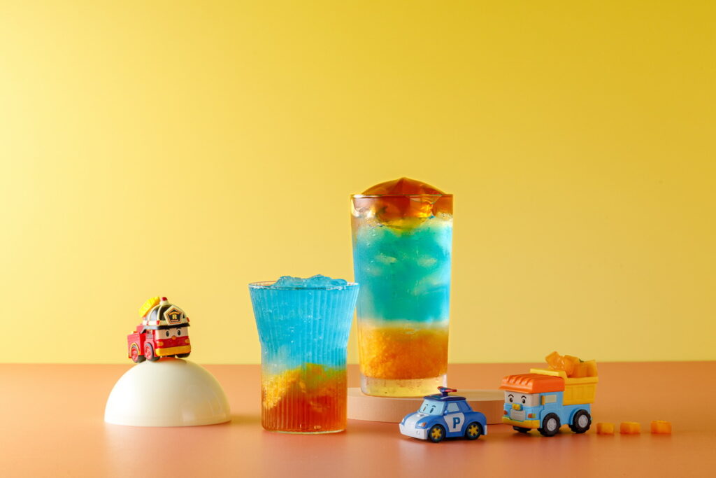 聯名新品「炫藍波力」以沁涼藍柑橘，搭配金萱茶凍與芒果，帶來前所未有的絕妙口感