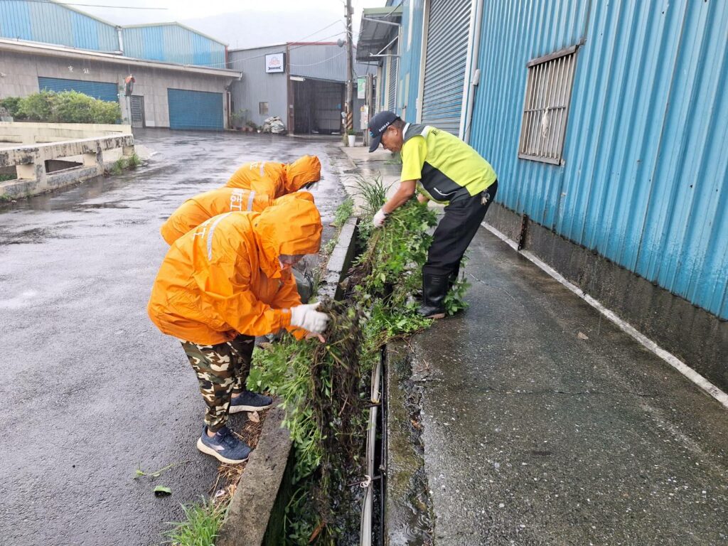 112.8.3卡努颱風將到來志工協助清除水溝雜草，使水流順暢