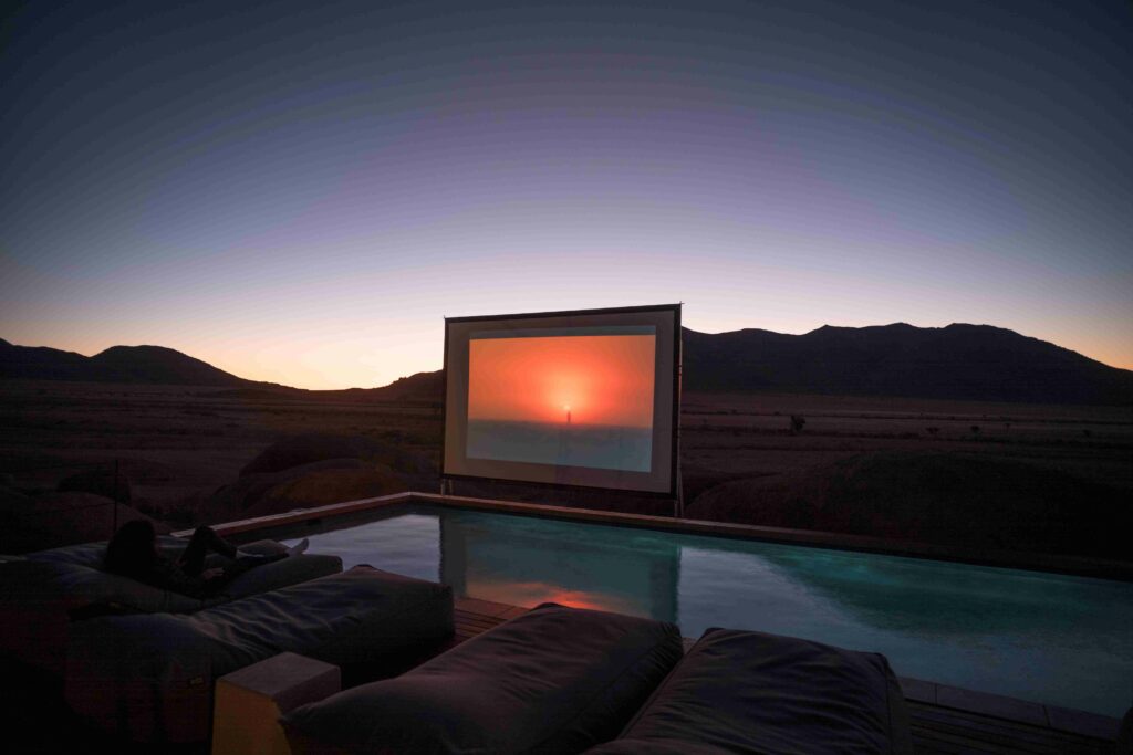 納米比亞索努普「Zannier Hotels Sonop」讓旅人得以在非洲夜空下看場電影好好放鬆，感受曠野的遼闊與兩人世界的悸動。(圖片由Booking.com提供