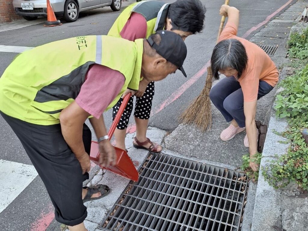 112.7.24杜蘇芮颱風將至志工巡視水溝格柵，有無樹葉及垃圾堵塞