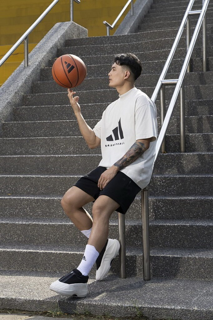 林韋翰穿上全新的adidas Basketball Chapter 03後也直呼一整套系列非常符合他私下的穿搭風格