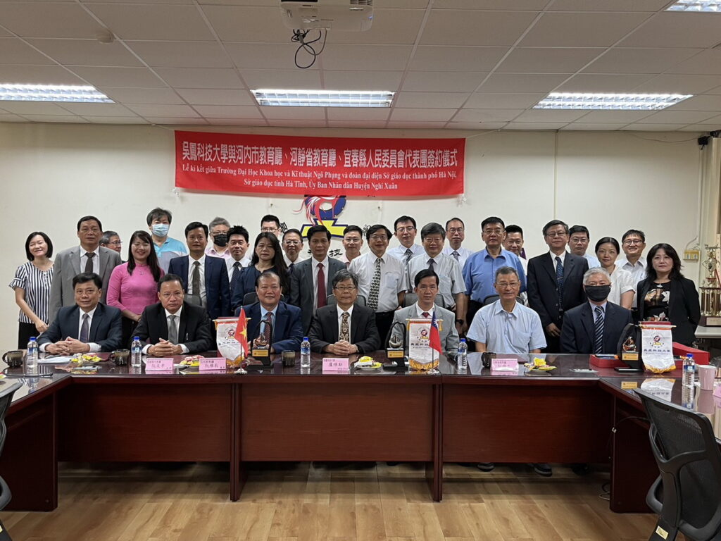 圖文說明：越南代表團參訪吳鳳科大締結盟約促進學術交流，吳鳳科大代表簽約盧維新副校長