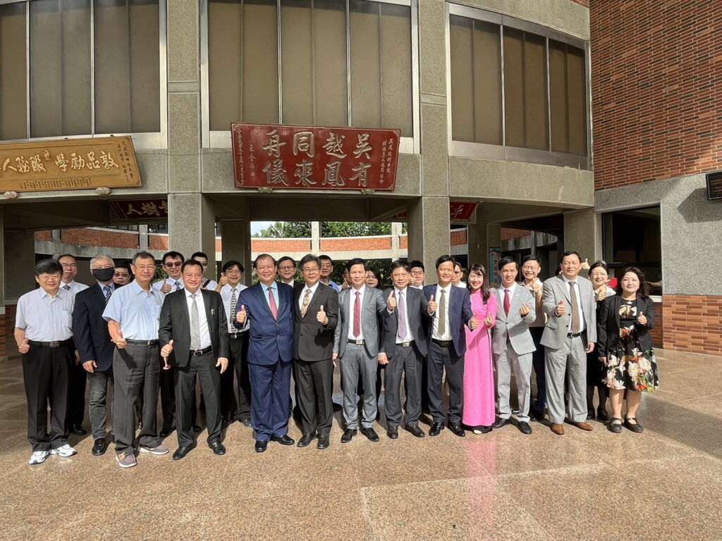 圖文說明：越南代表團參訪吳鳳科大締結盟約促進學術交流，吳鳳科大代表簽約盧維新副校長