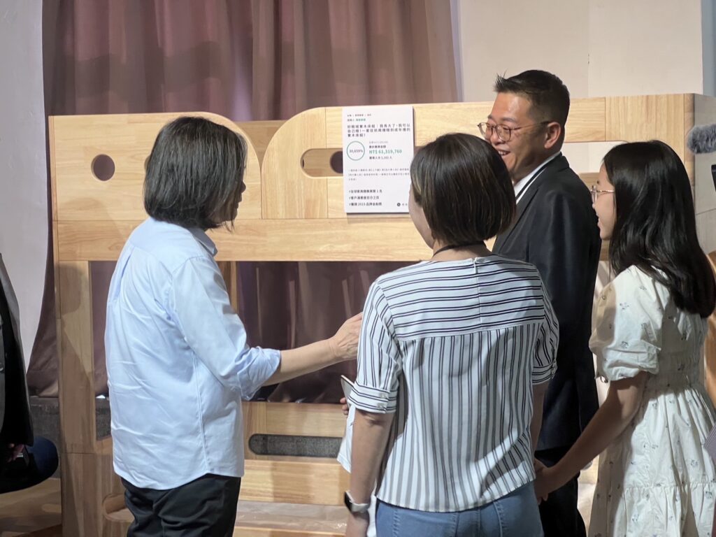 總統蔡英文參訪環安傢俱展出的實木床組，並表示「我也看到爸爸媽媽為了小孩設計出一套多功能的床組。」
