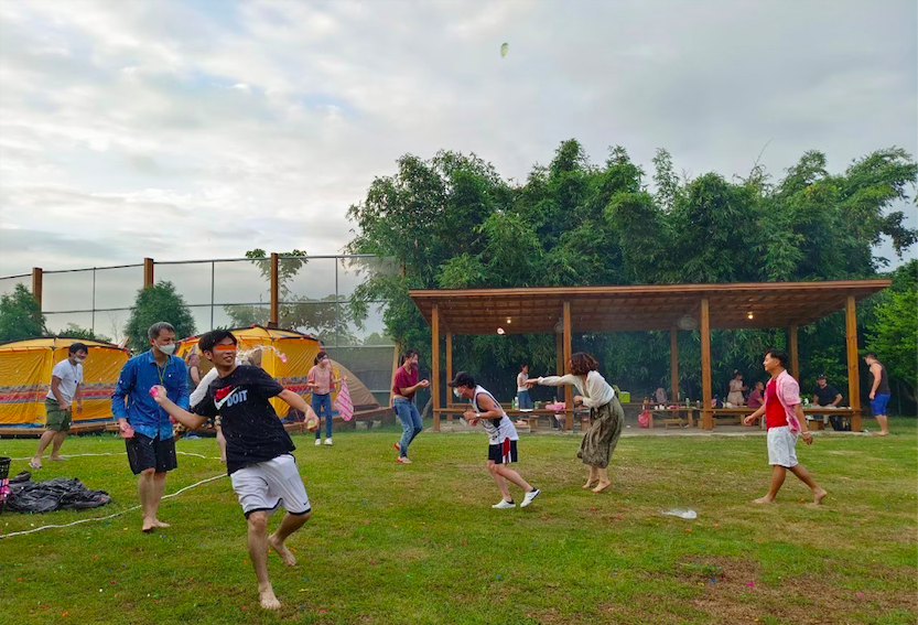 《水球大戰》別出新裁的單身水球大戰，回味學生時代打水仗時的歡樂，享受在草地上奔馳的快意。(圖片提供：戀愛大學)