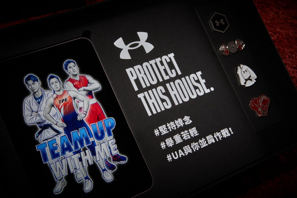 「Team UA應援裝備組」配有讓選手情蒐比賽畫面的iPad、對應三位選手項目的「Team UA客製徽章」、以及「PROTECT THIS HOUSE」品牌精神。