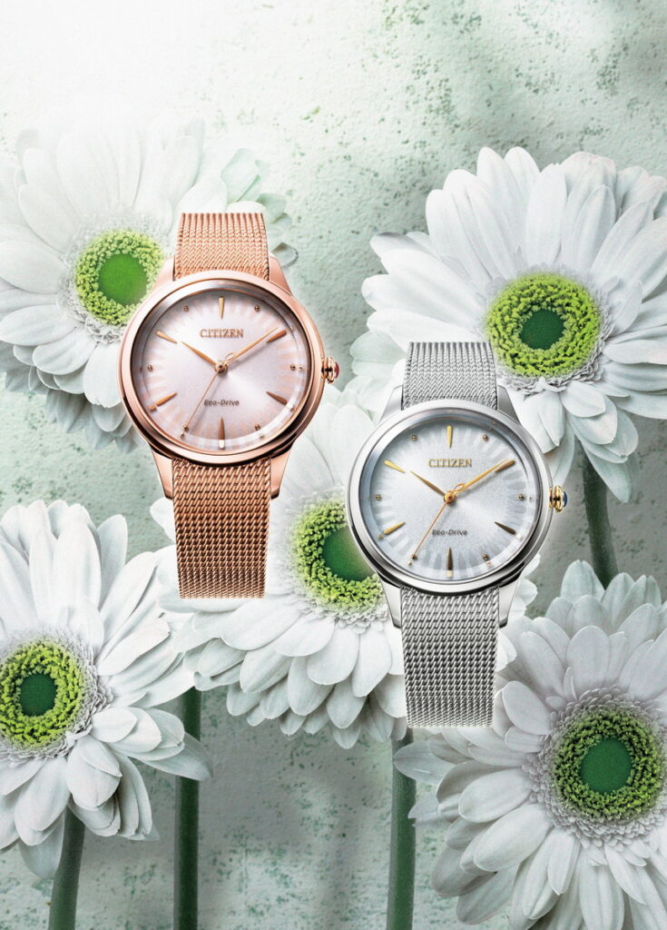「愛語非洲菊」光動能氣質三針腕錶，以錶盤中不同色系的花瓣狀太陽紋，呈現各色非洲菊的獨特花語