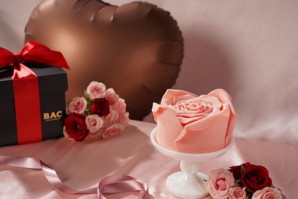 BAC以嬌嫩粉紅玫瑰作為造型，推出專屬七夕情人節的「玫瑰夕語」蛋糕。