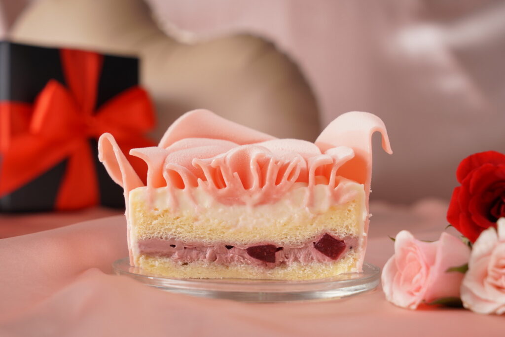 BAC「玫瑰夕語」蛋糕以粉紅玫瑰為造型，夾入蔓越莓果餡與覆盆莓果泥奶油餡。