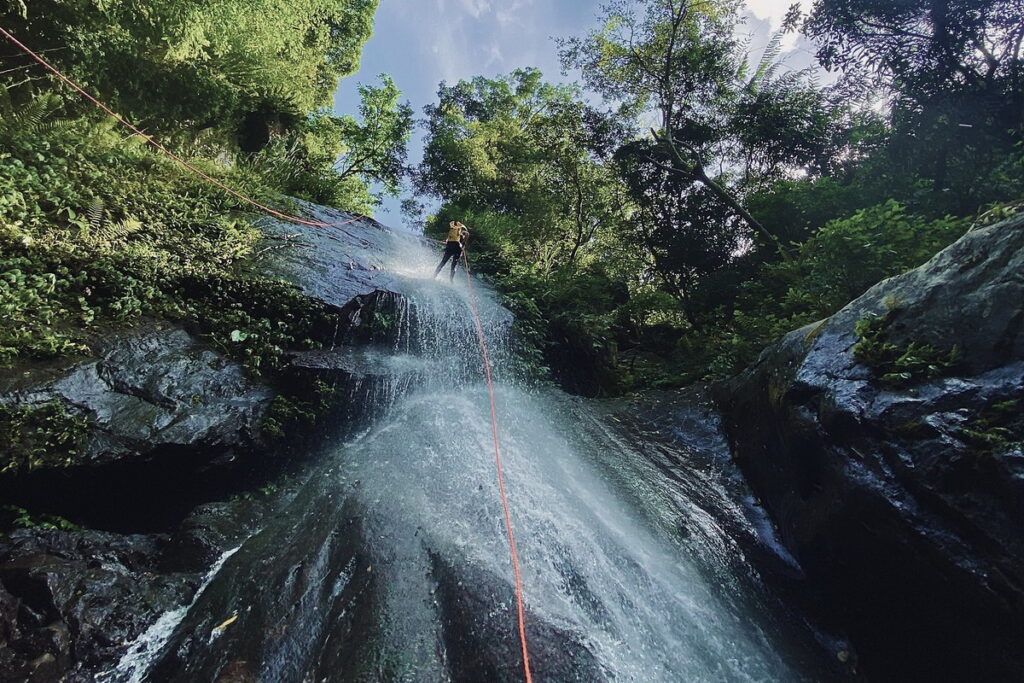溪降行程是由上游往下溯，因此會有繩索垂降、峽谷行走、上下攀爬、跳躍、游泳跳潭等挑戰，也會依據不同地形而有難度差異