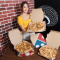 達美樂推出以台灣特色食材為賣點的客家風味披薩「客家小炒披薩」、「梅干扣肉雙拼」