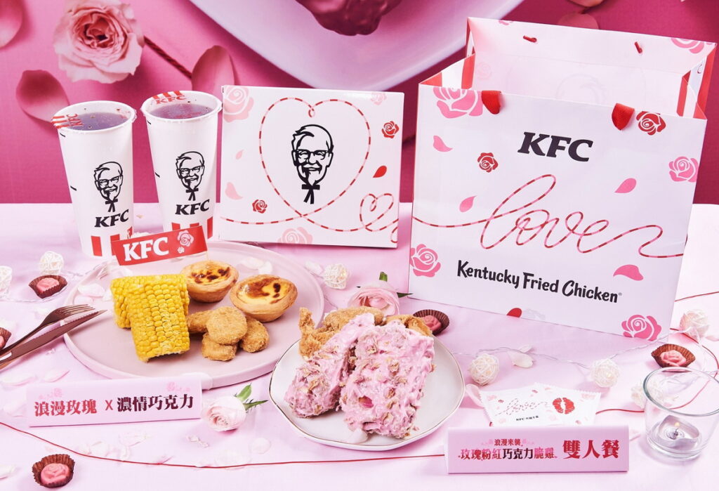 「浪漫來襲 玫瑰粉紅巧克力脆雞」雙人餐甜蜜登場，粉紅甜蜜氣息，搭配七夕禮盒內的掛旗與氣球，浪漫過節感一次到位。