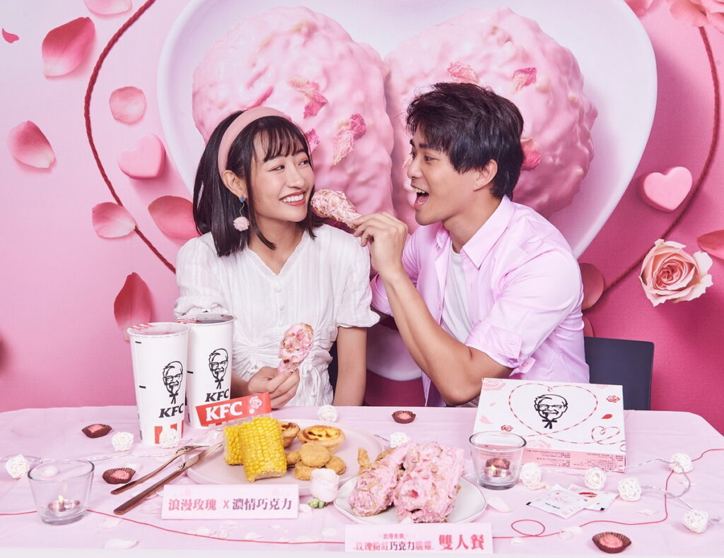 「浪漫來襲 玫瑰粉紅巧克力脆雞」不管是一個人、情侶還是閨密都能一同大口吃雞獲得好姻緣，一人吃好運，兩人吃甜蜜!