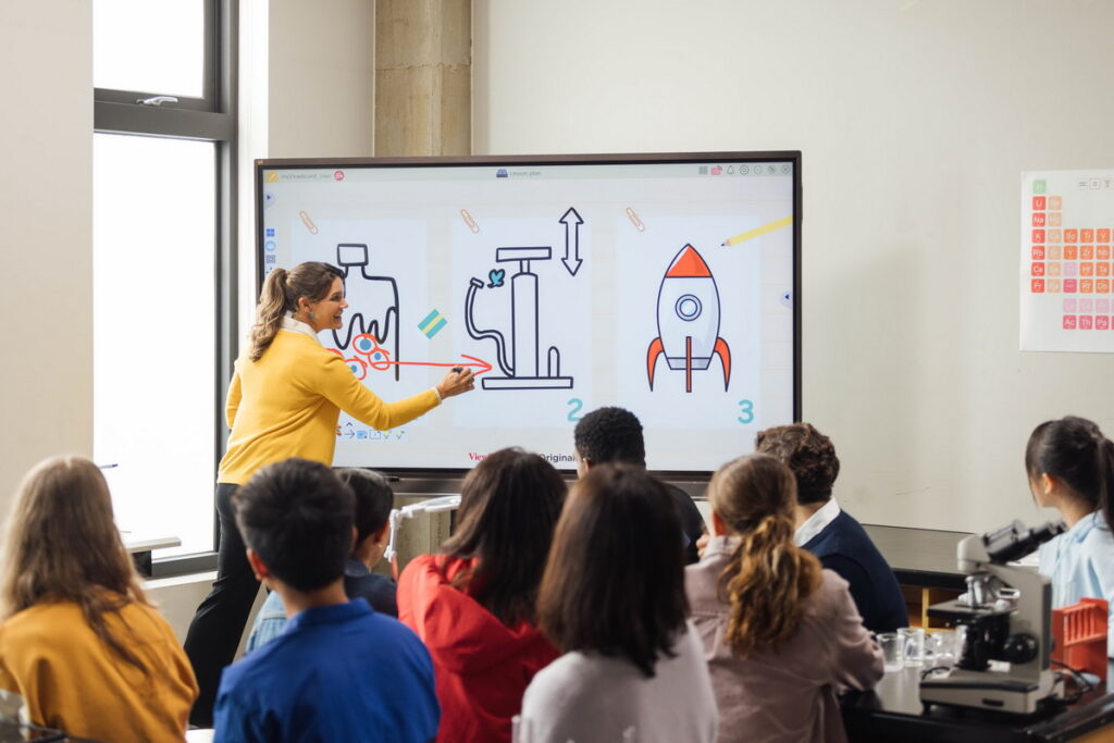 因應台灣主流教室針對大屏的使用需求，近期相繼推出86吋、98吋及105吋的ViewBoard智慧互動電子白板。