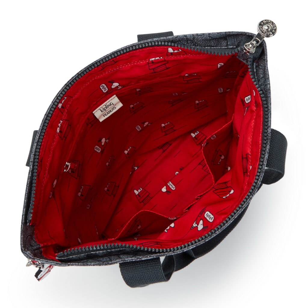 經典紅色狗屋貫穿聯名包款設計，巧妙地呈現於內襯、收納袋或造型包款之上。