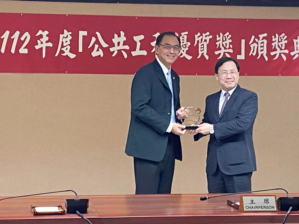 中鼎煉油石化工程事業部鍾士偉總經理（左）代表接受經濟部林全能常務次長頒獎表揚