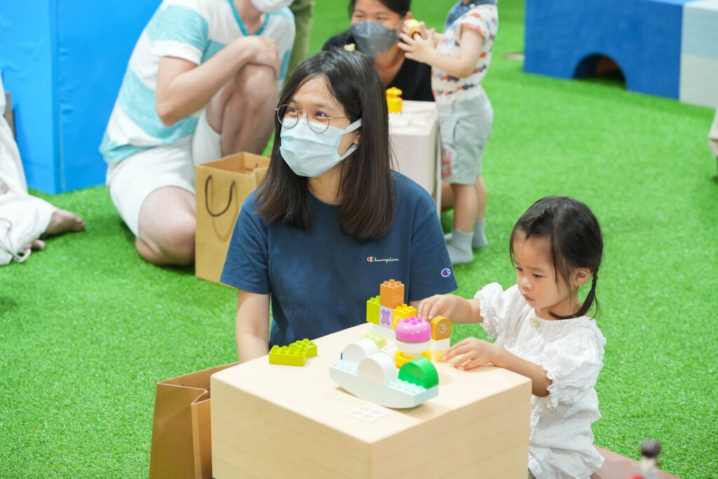 台灣樂高鼓勵家長陪伴孩子玩樂中學習成長，親子教育專家羅寶鴻為3歲以下的學齡前寶寶設計挑戰關卡