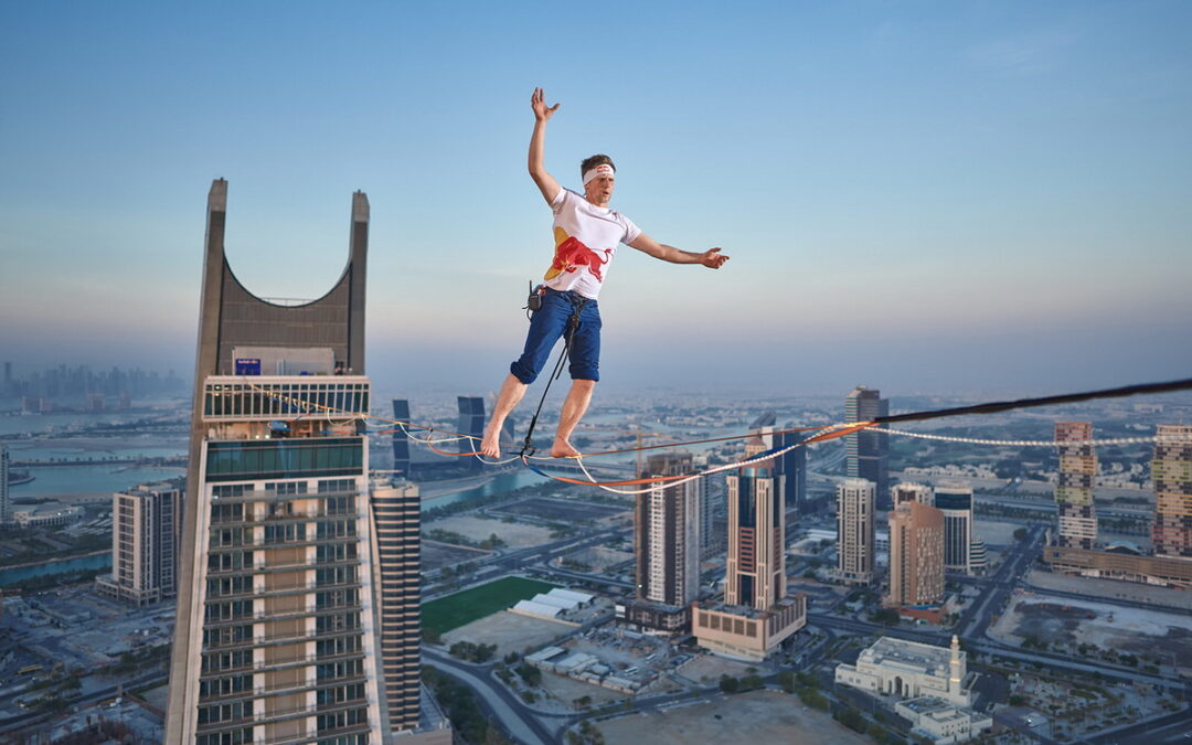 走鋼索的人！走繩世界冠軍Jaan Roose穿越卡達新地標挑戰世界最長LED走繩創舉