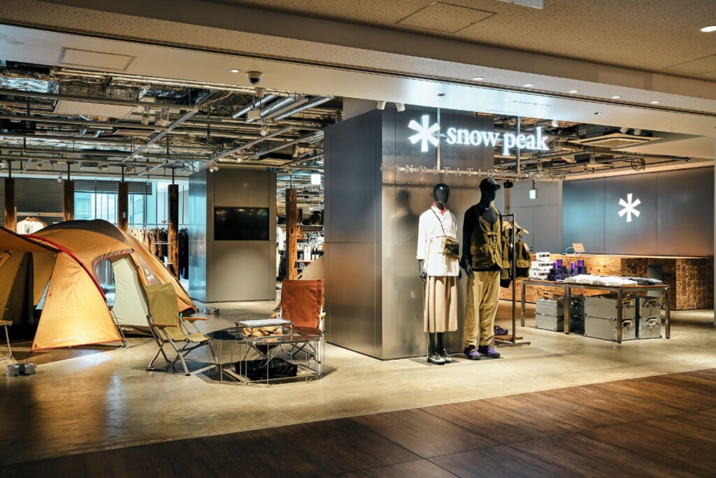Snow Peak LAND STATION TOKYO開設在東京車站旁斜對角的購物設施「KITTE丸之內」，從露營用品到服飾，應有盡有。 (©Snow Peak)
