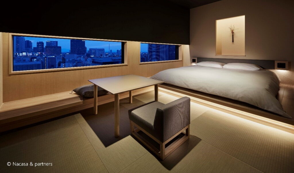 「ONSEN RYOKAN 由緣 新宿」客房精緻舒適，從窗戶可以眺望東京的大都會之美，有7種房型供選擇。