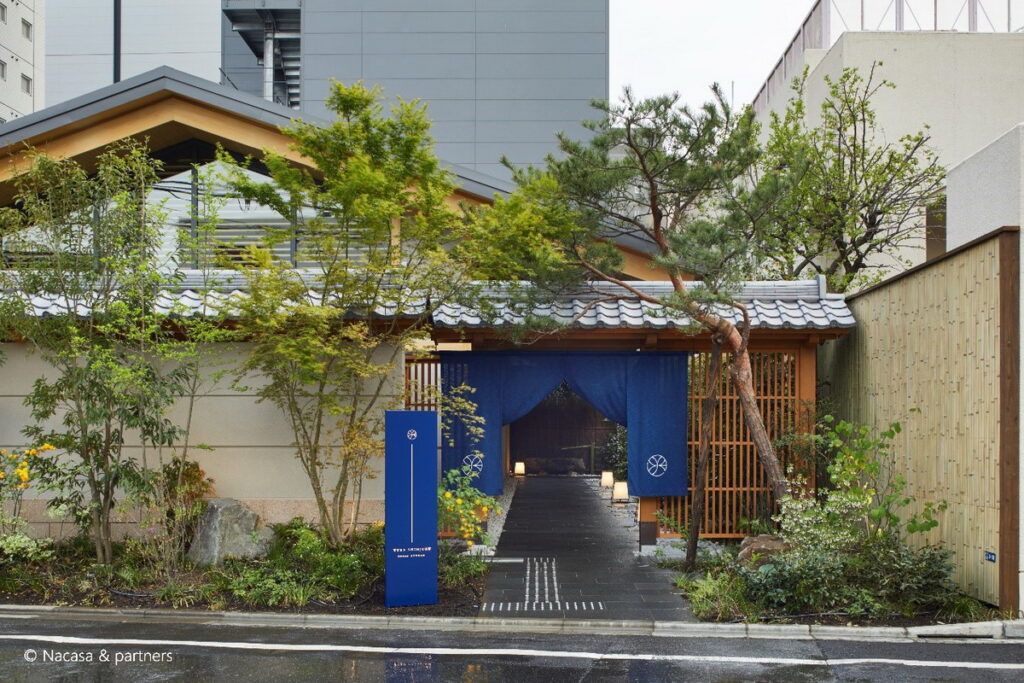 「ONSEN RYOKAN 由緣 新宿」大門以傳統建築方式呈現，設計出獨特的傳統風味。