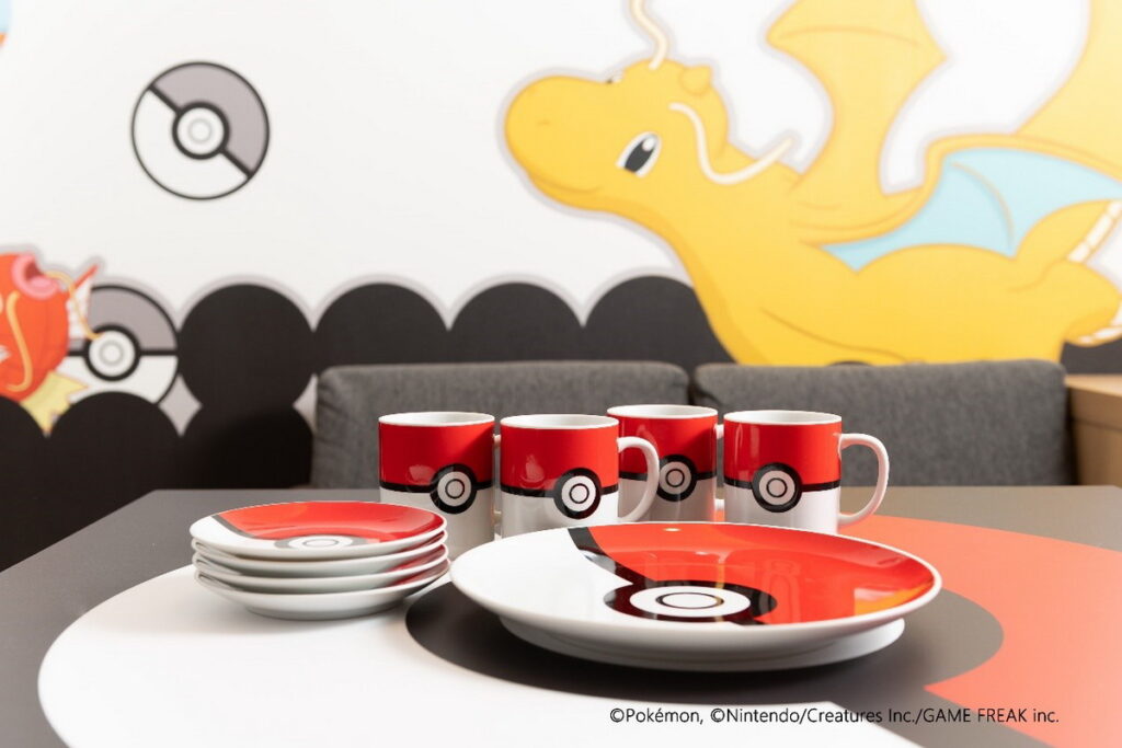寶可夢房的餐盤與杯子繪有精靈球圖樣，造型可愛，在房內都可以自由使用，享受吃喝的樂趣。