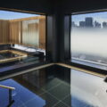 「ONSEN RYOKAN 由緣 新宿」大浴池與露天浴池可以一眺新宿的壯觀都會美景。