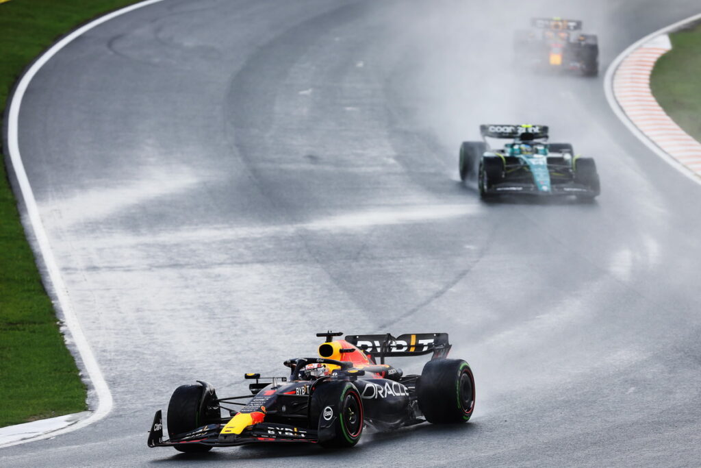 荷蘭大獎賽上，Max Verstappen駕駛RB19，領先第二名Fernando Alonso和Red Bull隊友Sergio Perez。（Red _Bull提供）