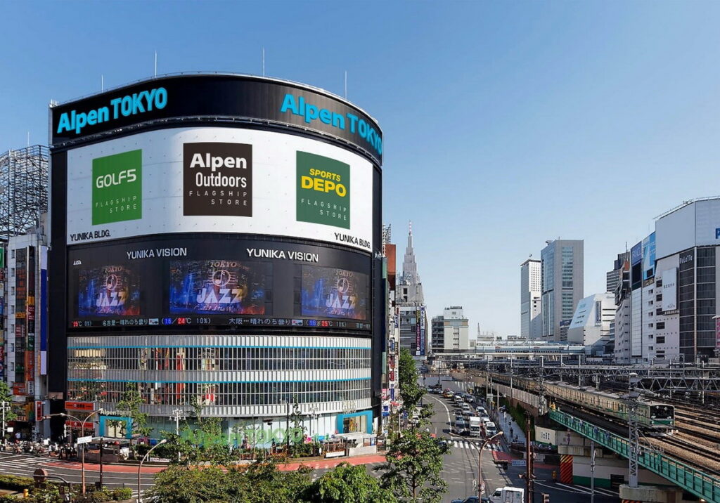 2022年春季開幕的Alpen TOKYO外觀豪華，賣場共10層樓，戶外用品就佔了兩層樓，絕對讓你買個夠。（©️Alpen）