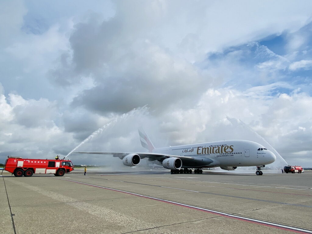 桃園國際機場以水門禮歡迎阿聯酋航空A380客機重返台灣。