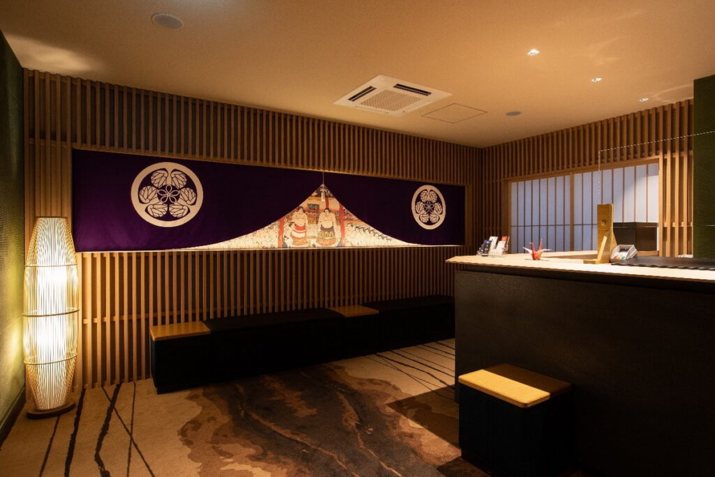 「Stay SAKURA Tokyo 淺草 橫綱Hotel」內部布置皆展現濃厚相撲文化色彩，彷彿置身於相撲大賽現場。