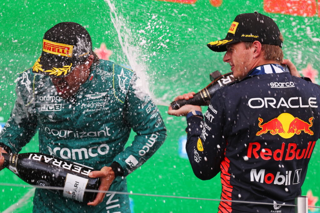 荷蘭大獎賽冠軍Max Verstappen以及第二名Fernando Alonso在領獎台上互噴香檳慶祝。（Red _Bull提供）