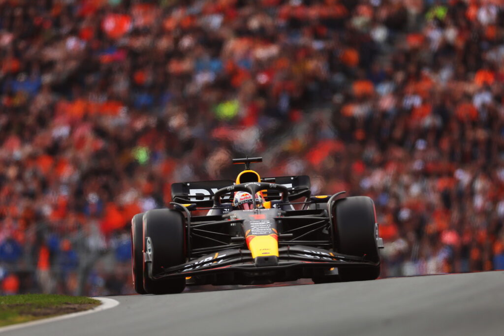 起跑後一路領先，Max Verstappen在荷蘭大獎賽駕駛RB19，創造極速無人之境。（Red _Bull提供）