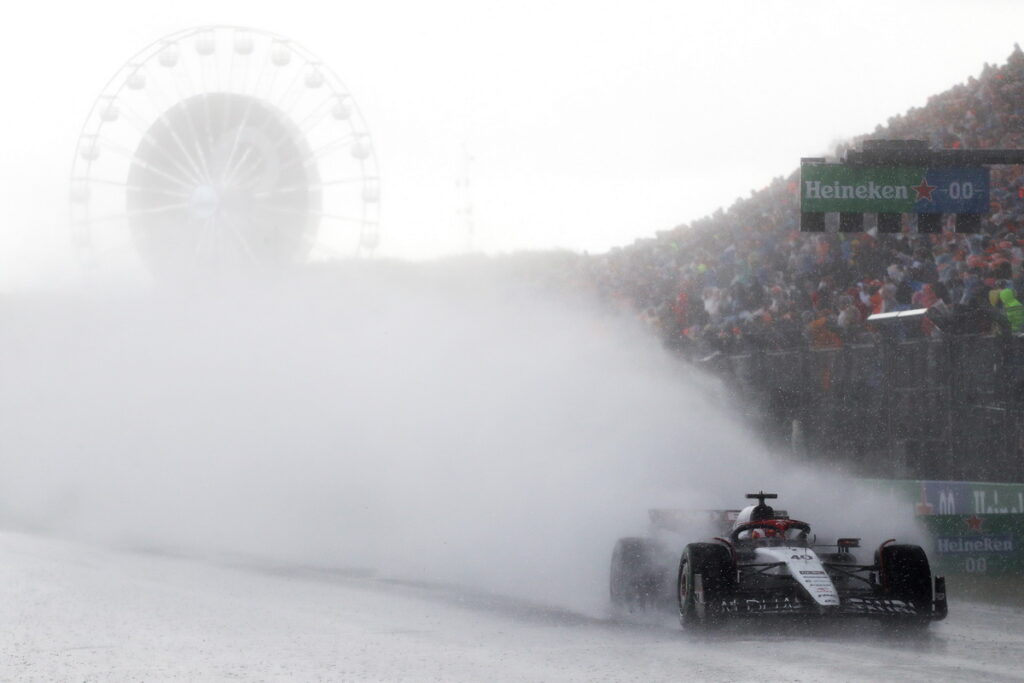 雨神洗禮荷蘭大獎賽，天氣對車手帶來巨大挑戰，不僅考驗用胎策略，也對時間、位置產生的影響。（Red _Bull提供）