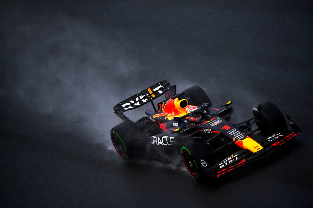 Red Bull 車隊在今年上半年賽事表現銳不可擋，圖為Max Verstappen在賽道奔馳
