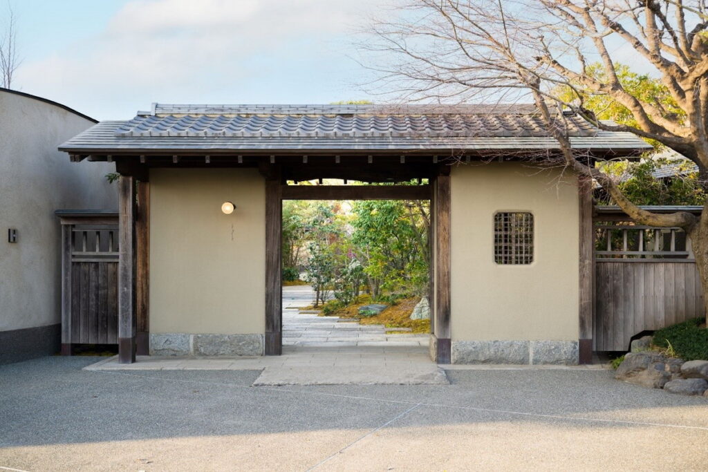 「Auberge TOKITO」繼承了料理老店的部分建築與庭園，簡樸素雅，令人心神嚮往。