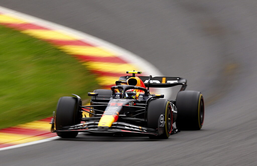 Red Bull 車隊在今年上半年賽事表現銳不可擋，圖為Sergio Perez在賽道奔馳