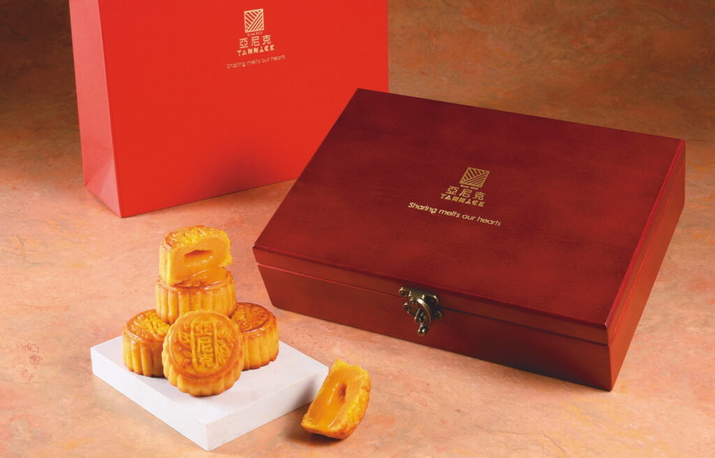 _亞尼克奶黃流心月餅松木禮盒-以「值得收藏」為概念，針對高端選禮者精心設計，一盒6入售價1880元