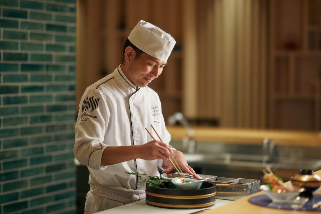 圖說_JR東日本大飯店台北B1的HAYASE日本料理餐廳由日籍料理長郡司行雄(Yukio Gunji)執掌，餐廳提供正統的懷石料理。
