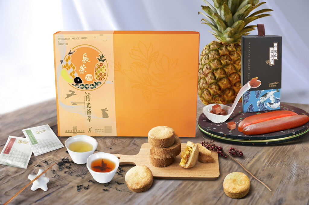 長榮文苑酒店(嘉義)月光薈萃禮盒內含土鳳梨酥、精選茶包組各6入及50g烏魚子，讓您一探「嘉義優鮮」的美味。