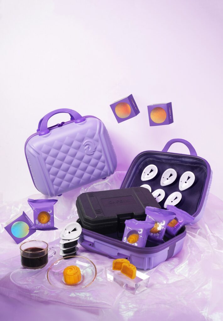 長榮鳳凰酒店(礁溪)旅行版中秋禮盒採用設計款手提箱，將夢幻粉紫色帶入生活中，邀您一起時尚過節！