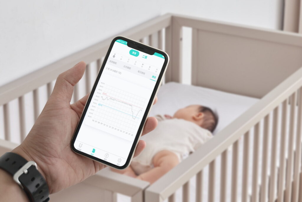 圖說：「CuboAi 智慧寶寶感溫片」串聯品牌專屬 App 使用，可隨時查看寶貝即時體溫，如有異常狀況發生也能立即收到通知，解決家長需要反覆測量體溫的困擾。