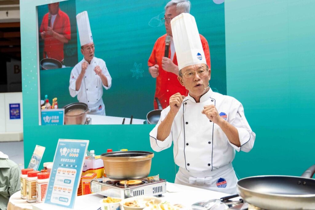 大廚陳楓洲於觀光局「台灣好風way館」廚藝教室教導民眾蘭陽西魯肉的製作技巧
