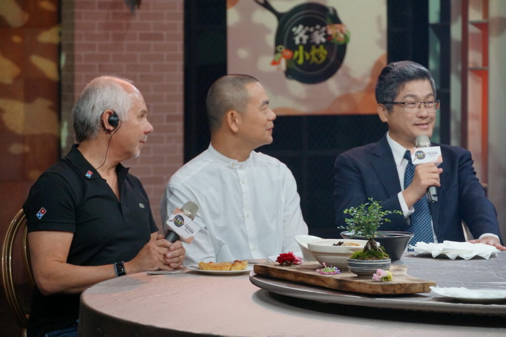 客委會主任委員楊長鎮(右)2023客家小炒全國爭霸賽特別節目參加《共下來食飯》