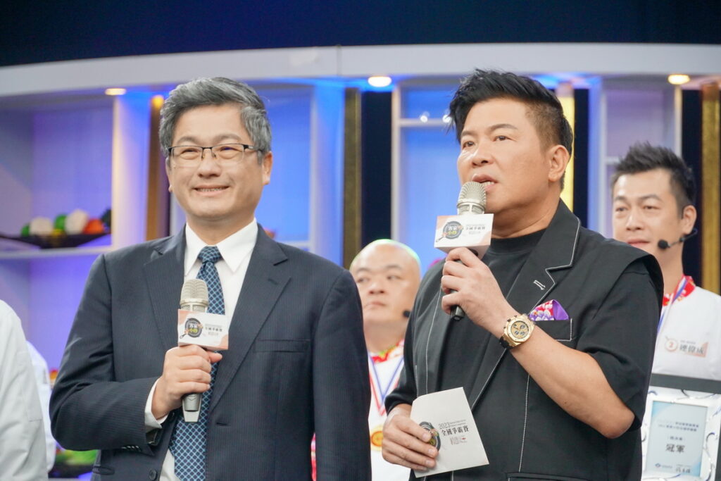 客委會主任委員楊長鎮(左)參加客家型男曾國城主持的「料理之王」