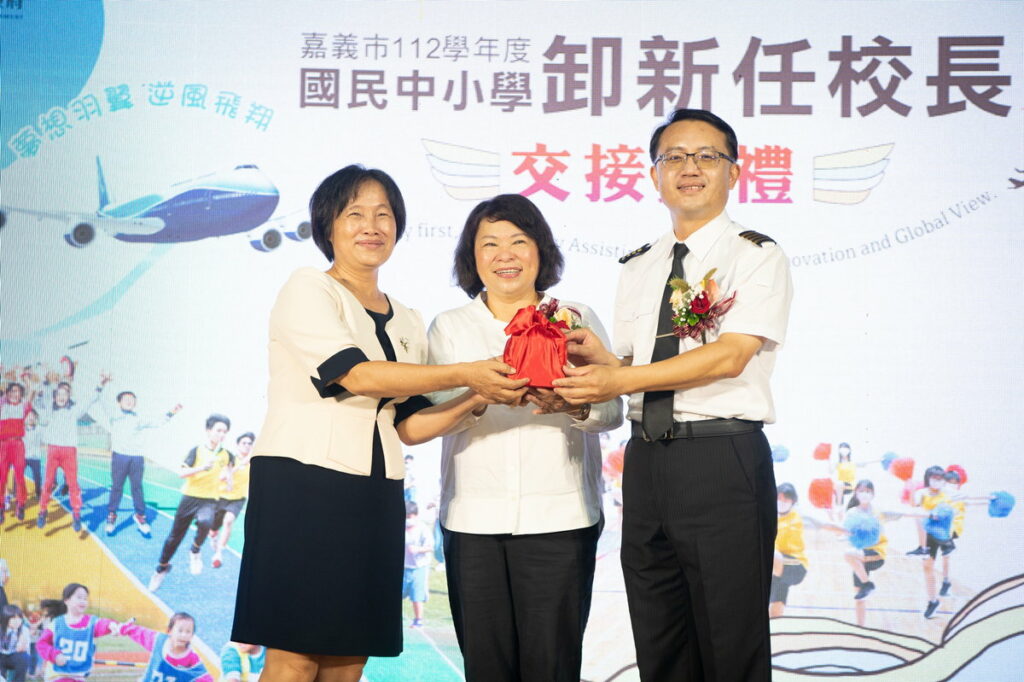 崇文國小新舊任校長印信交接