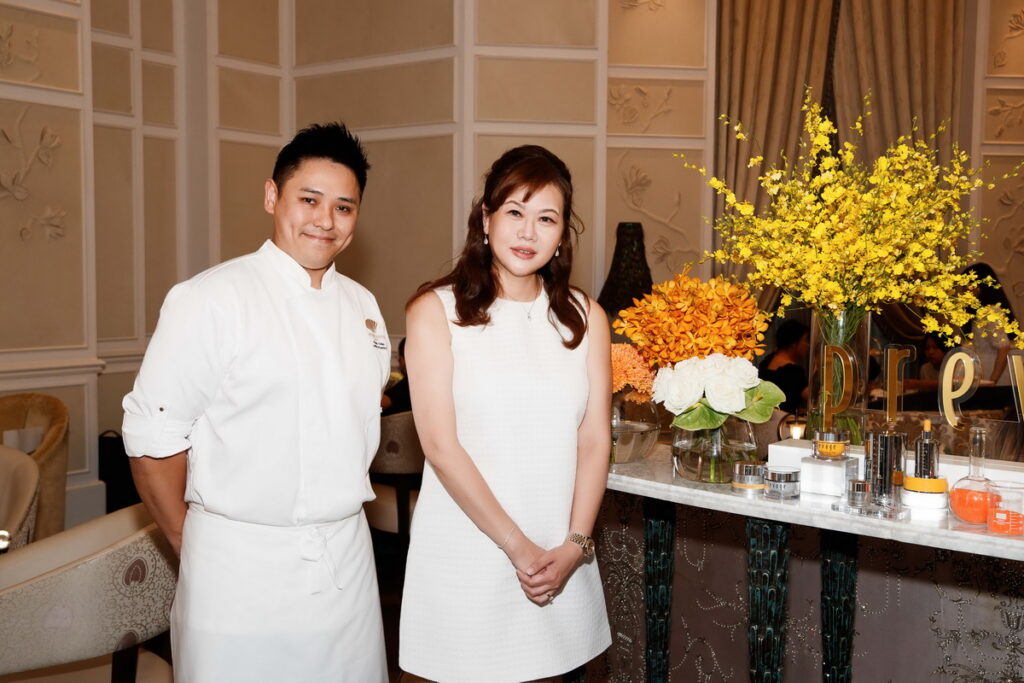 文華東方酒店行政西點主廚 趙崇曦（左）與伊麗莎白雅頓台灣區總經理 馬敏桂小姐（右）